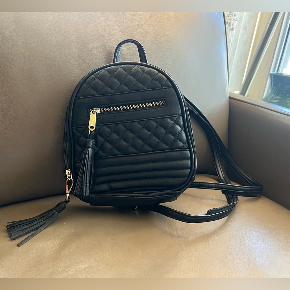Convertible Black 🖤 Quilted Backpack!